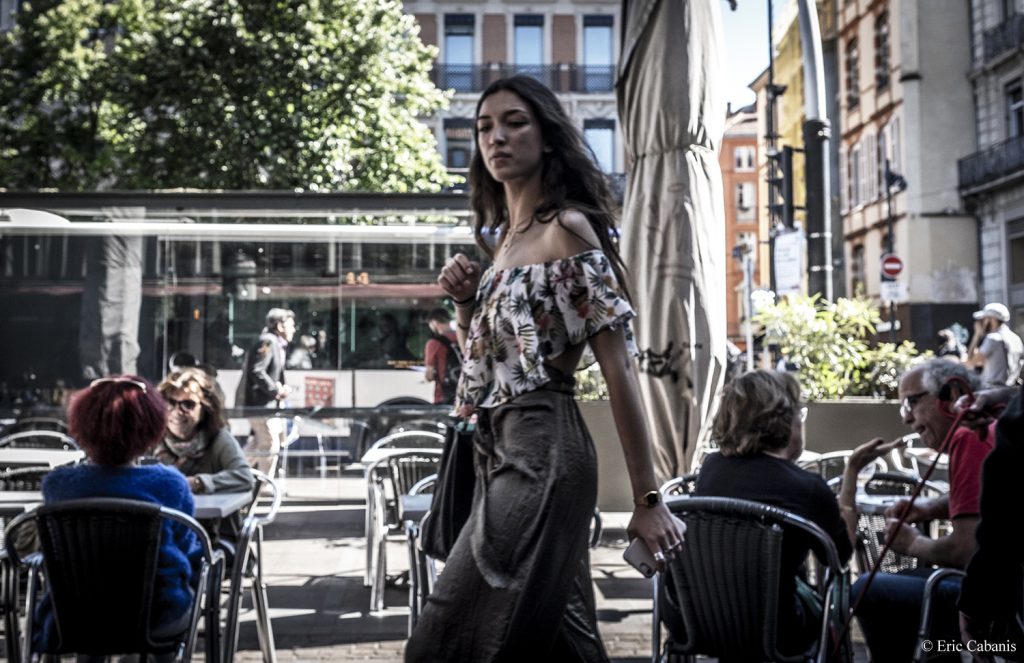 Une jeune femme marche sur une place du centre ville de Toulouse, en mai 2019 A young woman walks on a square in downtown Toulouse in May 2019 Photojournalism Streetphotography Eric Cabanis