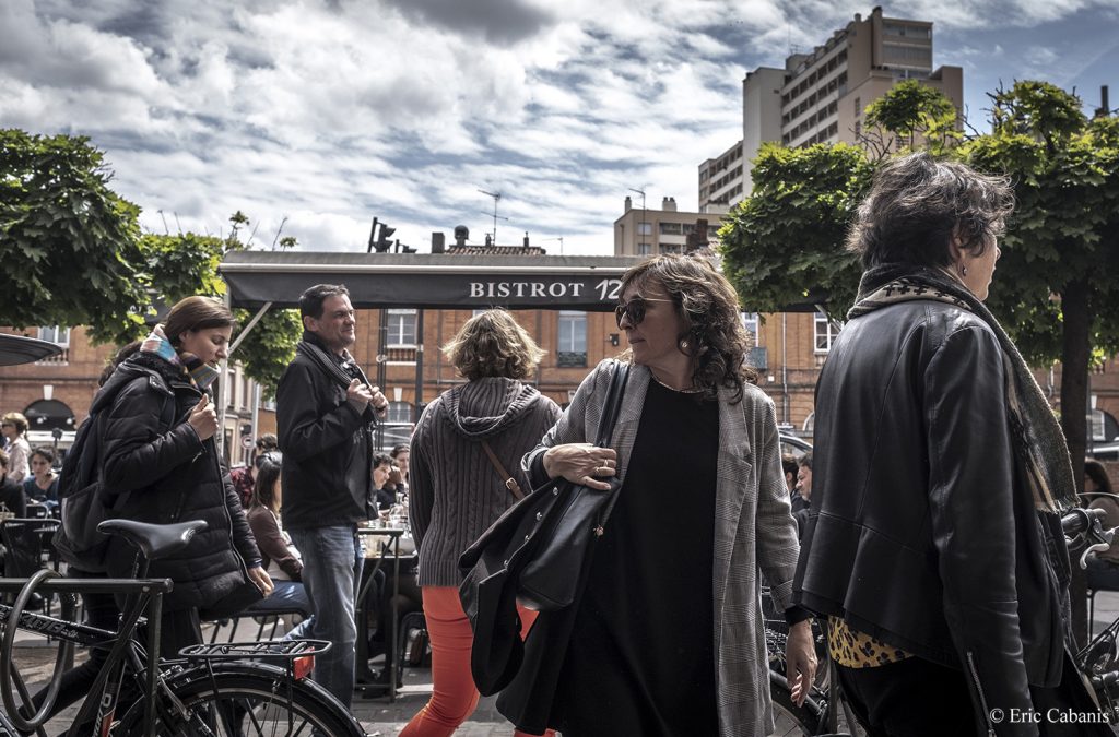 Sur une place dans le centre ville de Toulouse en mars 2019 On a square in downtown Toulouse in March 2019 Photojournalism Streetphotography Eric Cabanis