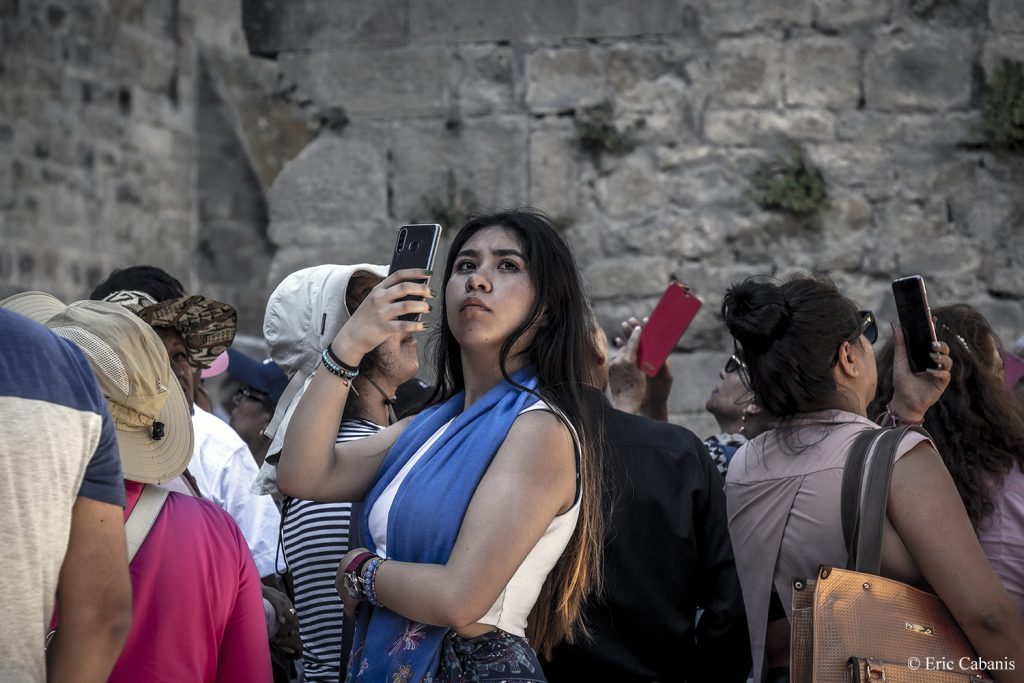 Des touristes prennent des photos avec leurs téléphones portables de la cité médiévale de Carcassonne en Occitanie Photojournalisme Streetphotography Eric Cabanis