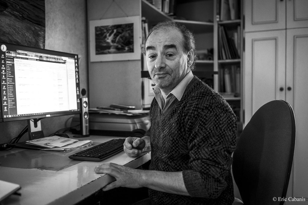 Philippe Cadu, fondateur de l'Editeur Contemporain, créateur de sites internet chez lui à Toulouse en décembre 2019