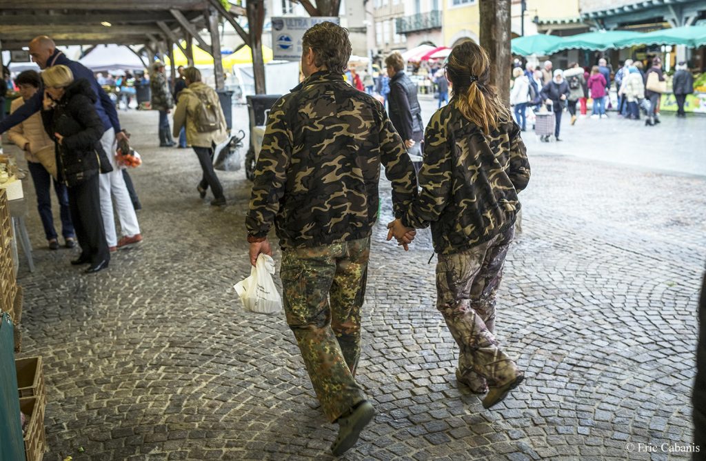 Un couple se donne la main en faisant le marché à Revel en 2019 Photojournalism Streetphotography Eric Cabanis