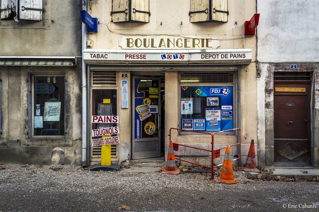 Tabac, boulangerie, épicerie dans le village de Chalabre dans l'Aude Photojournalisme Streetphotography Eric Cabanis