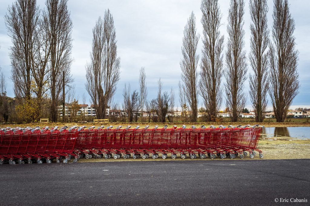 Une rangée de caddies sur un parking de supermarché dans la banlieue de Toulouse Streetphotography Eric Cabanis