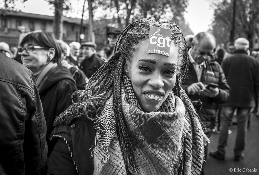 Jeune femme défilant dans les rues de Toulouse le 5 décembre 2019l ors de la manifestation contre le projet de réforme des retraites voulu par Macron