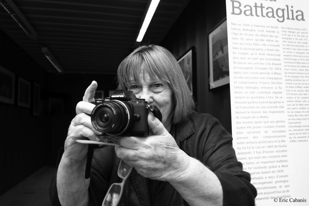 Letizia Battaglia, photographe et femme politique italienne, pose en 2017 à Toulouse Photojournalisme Streetphotography Portraits Battaglia Eric Cabanis