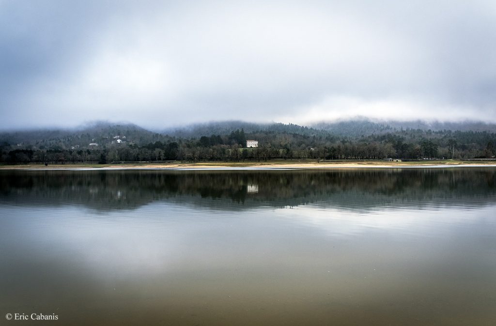 Lake Saint-Ferreol near Revel, one winter afternoon in December 2019. The lake is the main reservoir for the water supply of the Canal du Midi. Photojournalism Landscape Eric Cabanis