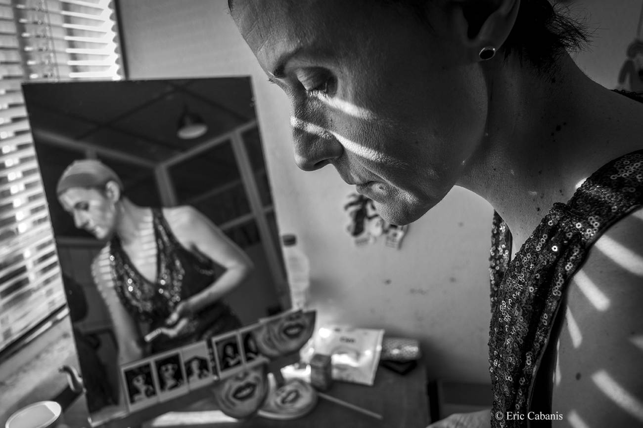 L'artiste perforeuse Sophia El Mokhtar se maquille dans son atelier à Toulouse le 16 janvier 2020 Photojournalisme Art Eric Cabanis