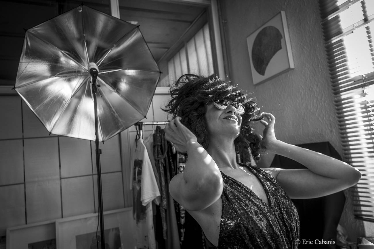 L'artiste perforeuse Sophia El Mokhtar se maquille dans son atelier à Toulouse, le 16 janvier 2020 Photojournalism Art Eric Cabanis