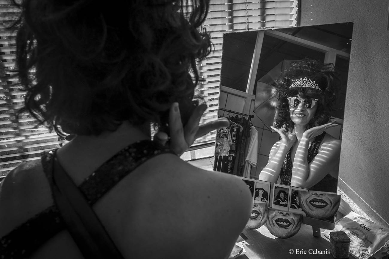 L'artiste perforeuse Sophia El Mokhtar se maquille dans son atelier à Toulouse, le 16 janvier 2020 Photojournalisme Art Eric Cabanis