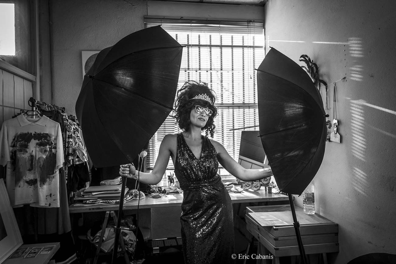 L'artiste perforeuse Sophia El Mokhtar pose dans son atelier à Toulouse le 16 janvier 2020 Photojournalisme Art Eric Cabanis