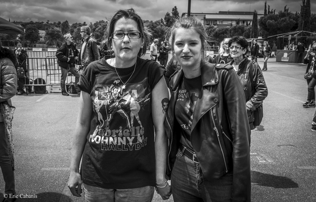A mother and daughter pose on the Johnny-Hallyday esplanade in Toulouse, France, on 15 June 2019, the French rocker's birthday. He would have been 76 years old Photojournalism Streetphotography Eric Cabanis