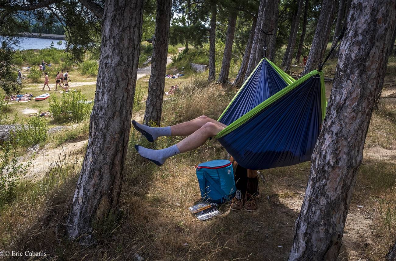 In the woods surrounding Lake Saint-Ferréol in the south of France, a man rests in his hammock in June 2019.Photojournalism Streetphotography Eric Cabanis