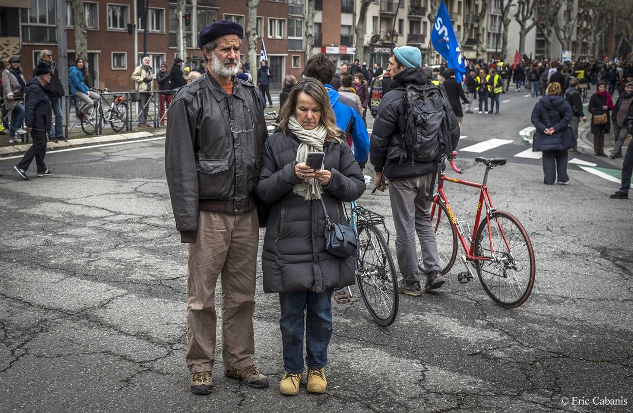 Faced with the January 24th demonstration against the points-based pension project, they were waiting in the middle of the boulevard in Toulouse Photojournalism Streetphotography Eric Cabanis