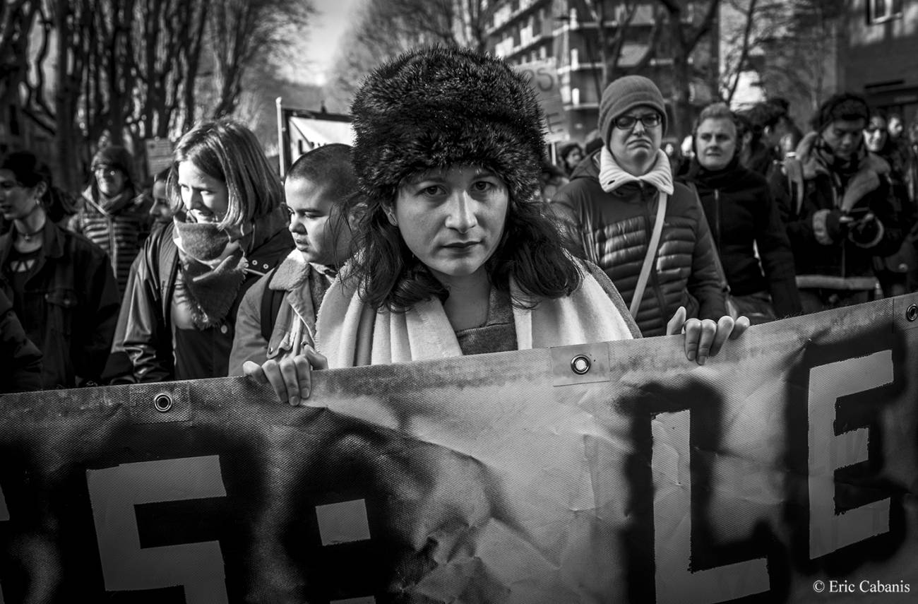 A determined young woman holds a banner during the January 16, 2019 demonstration in Toulouse against the reform of the pension system. Photojournalism Streetphotography Eric Cabanis
