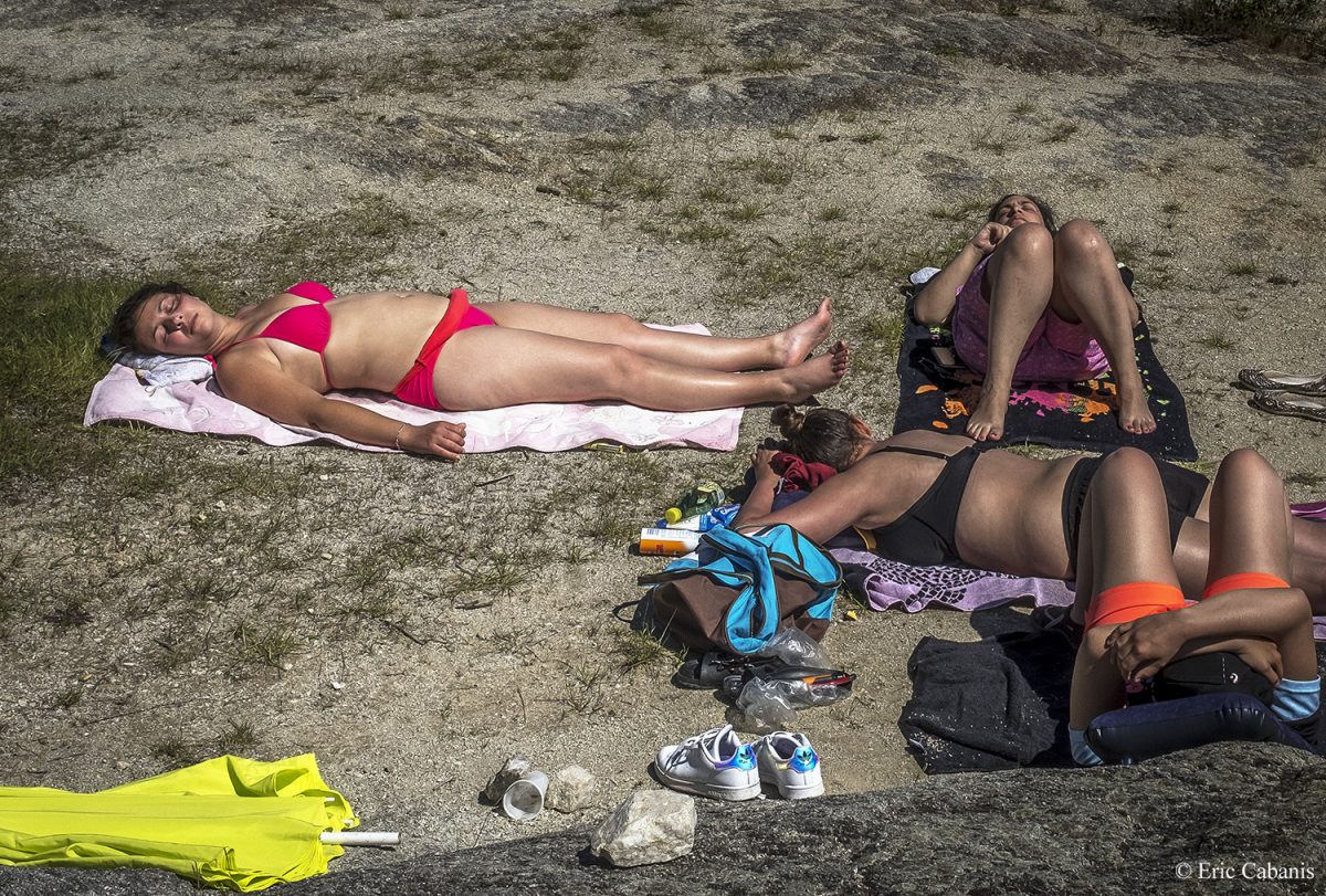 Des personnes sont allongées au soleil sur les bords du lac Saint-Ferréol, près de Revel, le 1er juin 2019 People lie in the sun on the shores of Lake Saint-Ferréol, near Revel, on June 1, 2019 Photojournalism Streetphotography Eric Cabanis