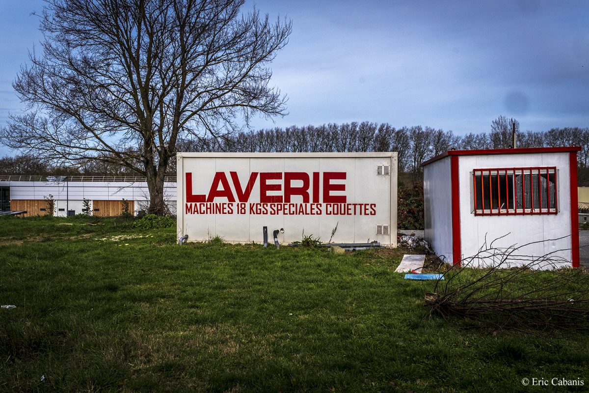 Laverie automatique près de Toulouse en janvier 2020 Laundromat near Toulouse in January 2020 Photojournalism Streetphotography Eric Cabanis