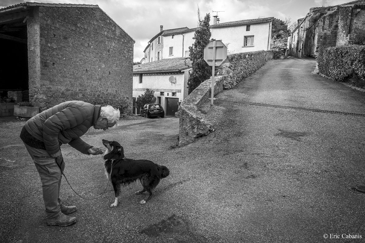 Un habitant du village de Laurac est avec son chien à l'entrée du village en mars 2020