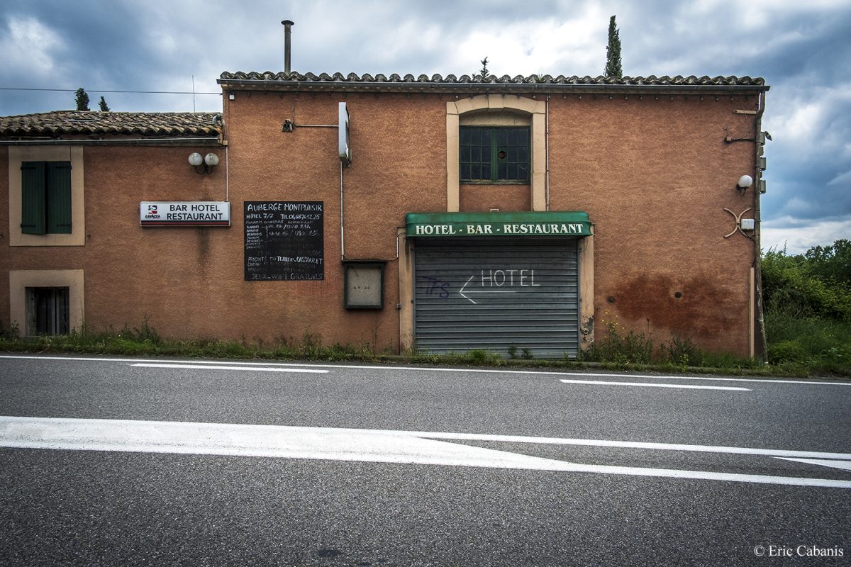 Restaurant fermé sur la route D813 près de Carcassonne le 16 mai 2020 Restaurant closed on route D813 near Carcassonne on 16 May 2020 Photojournalism Eric Cabanis