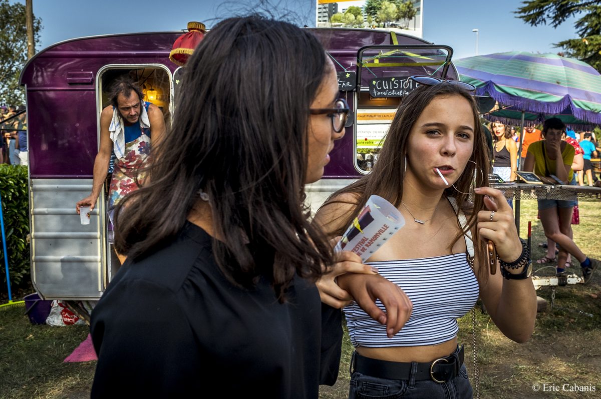 Deux jeunes filles lors du festival de théâtre de rue de Ramonville près de Toulouse e, septembre 2019 Photojournalism Streetphoto Eric Cabanis
