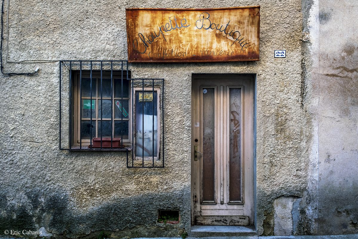 Dans une rue de Peyriac-de-Mer (Aude) en novembre 2019 Photojournalism Eric Cabanis