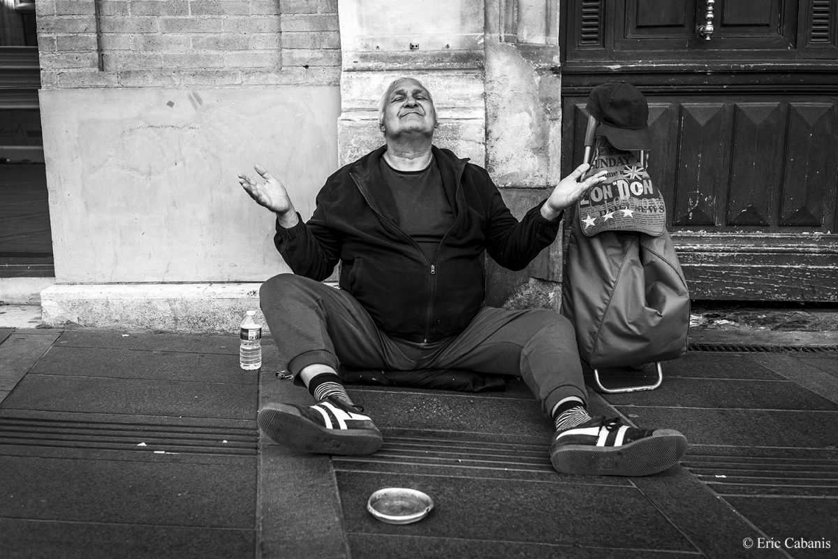 Mendiant dans une rue de Toulouse, le 19 mai 2020