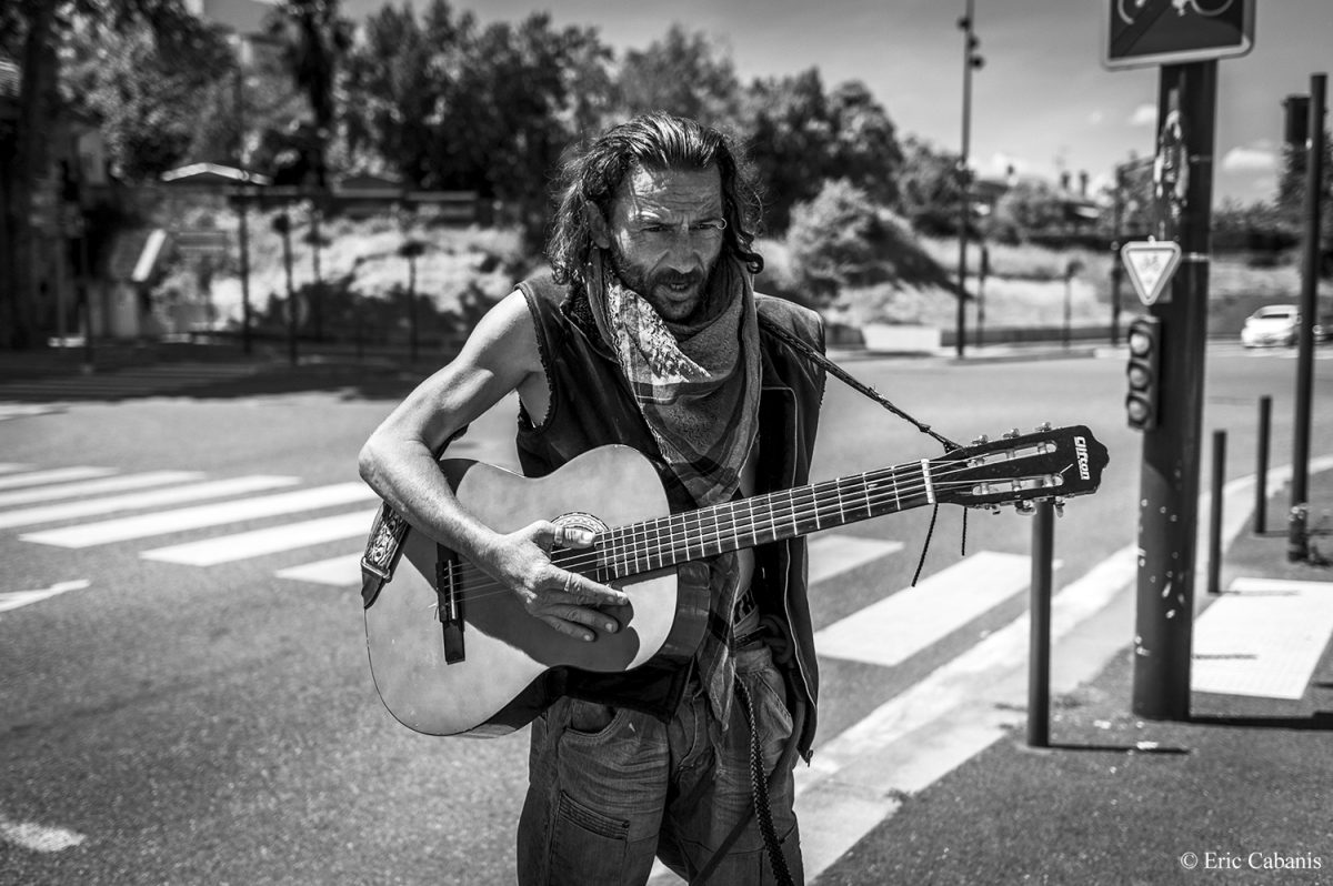 Djino fait la marche avec sa guitare à l'entrée de Toulouse, le 27 mai 2020 Djino begs with his guitar at the entrance of Toulouse on May 27, 2020 Eric Cabanis Photojournalism