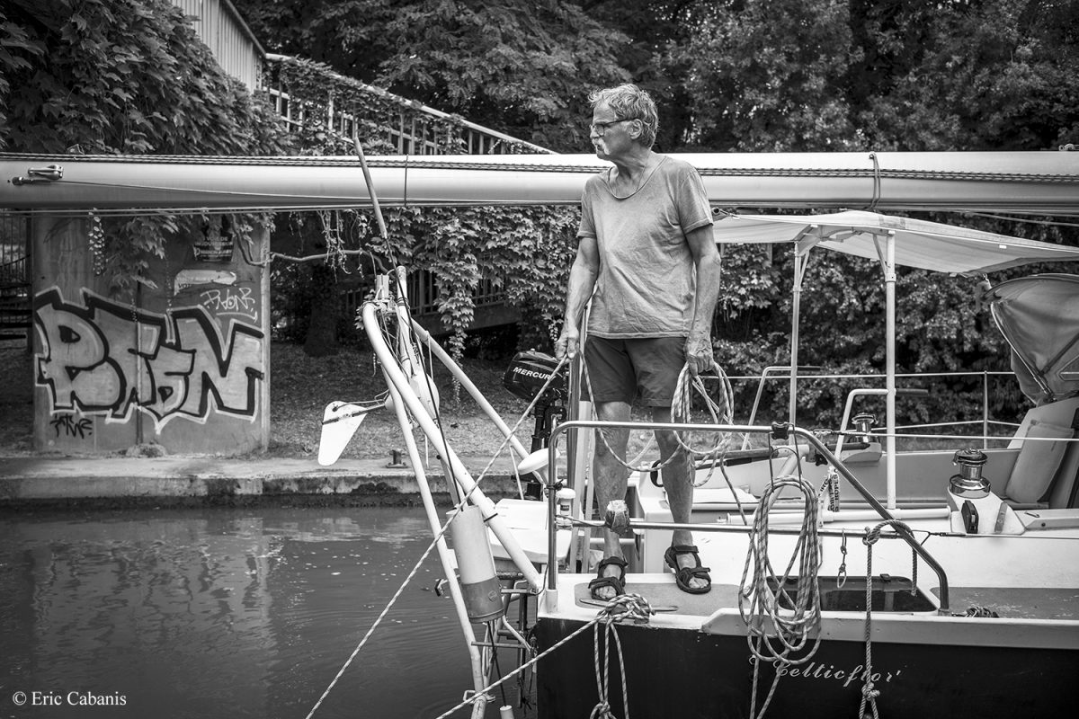 Vincent passe l'écluse d'Ayguesvives sur son voilier le 13 août 2020 Eric Cabanis Photojournaliste