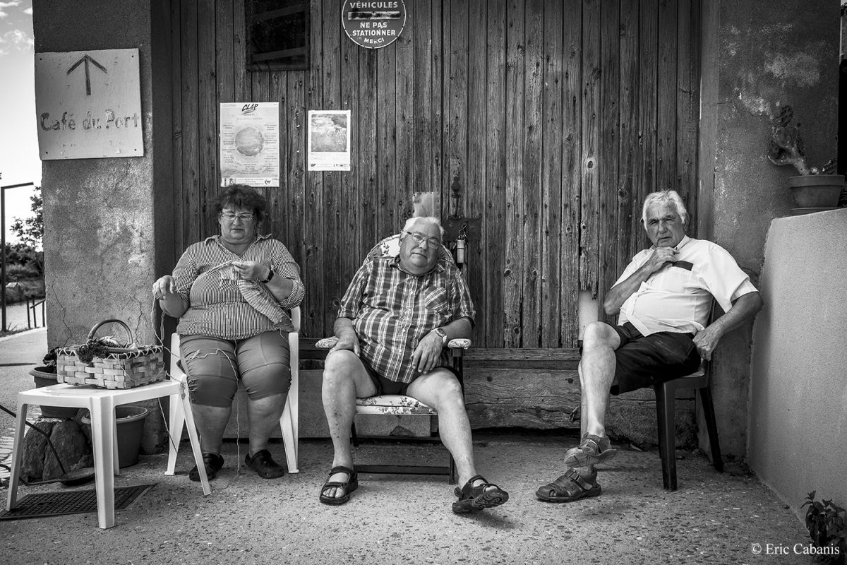 Odette, Augustin et Serge assis dans une rue de Paraza, un village qui borde le canal du Midi, le 17 juin 2020