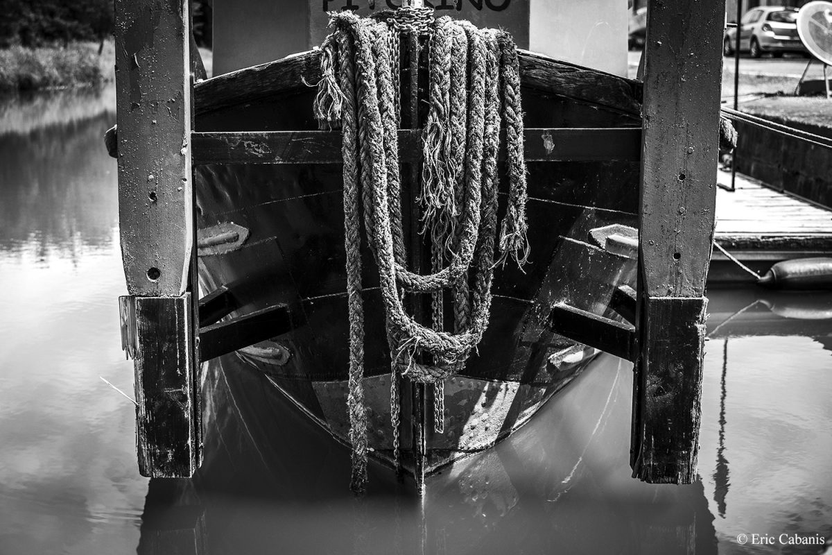 Cordage sur un bateau amarré à Gardouch, le 18 juin 2020