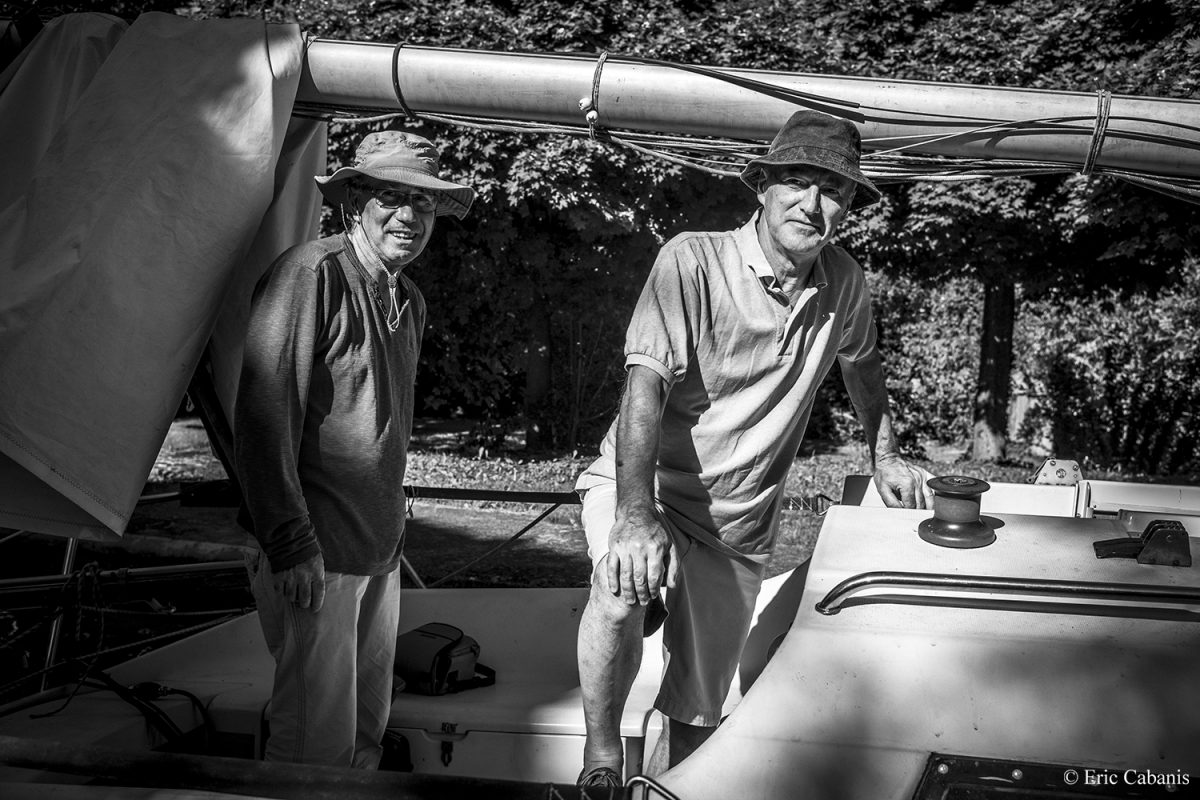William et Pascal sur leur bateau à l'écluse d'Ayguesvives le 23 juin 2020 Eric Cabanis Photojournalism