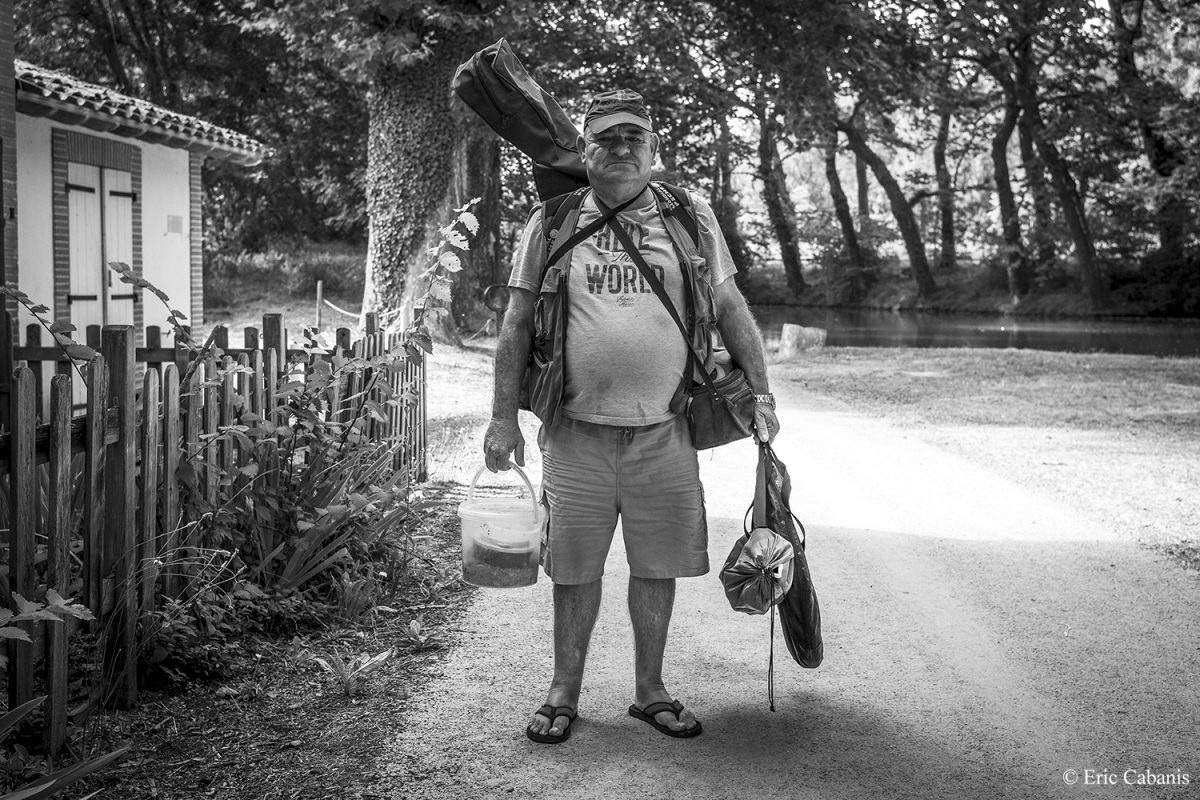 Pêcheur sur le canal du Midi le 24 juillet 2020 Fisherman on the Canal du Midi on July 24, 2020 Eric cabanis Photojournalist