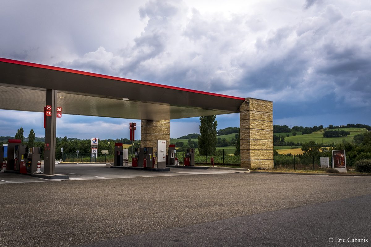 Station essence sur l'autoroute A20 le 3 juin 2020 Petrol station on the A20 motorway on 3 June 2020 Photojournalism Eric Cabanis