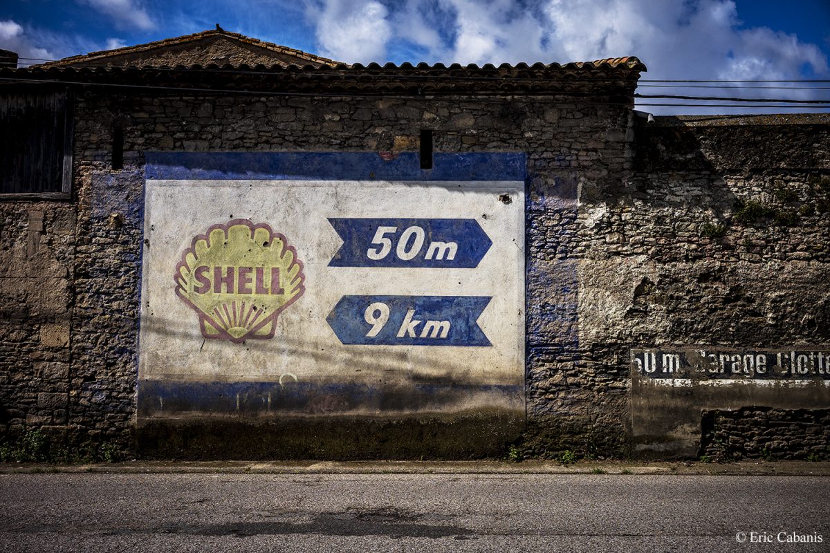 Ancienne publicité peinte à la main sur un mur du village de Pezens, le 17 juin 2020 Eric Cabanis