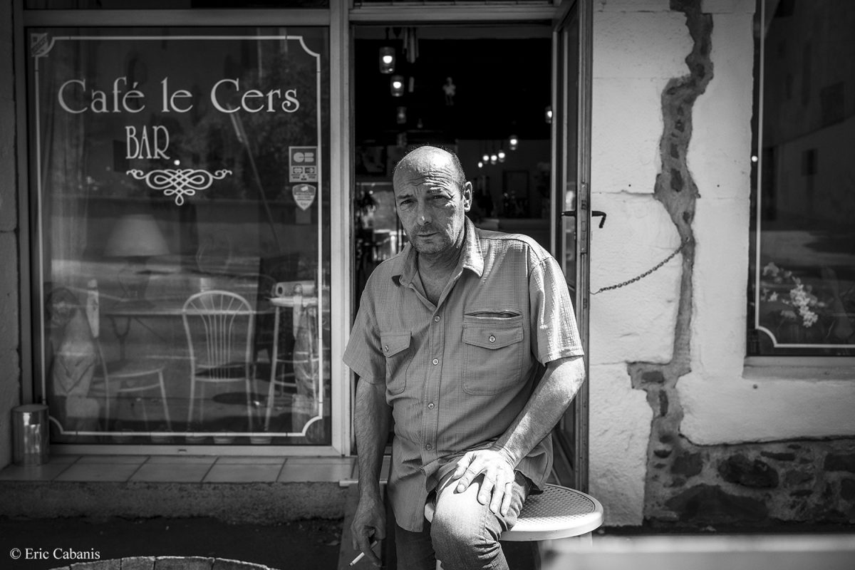 Alain le patron du bar-restaurant "Le Cers" là Conilhac-Corbières le 17 juin 2020