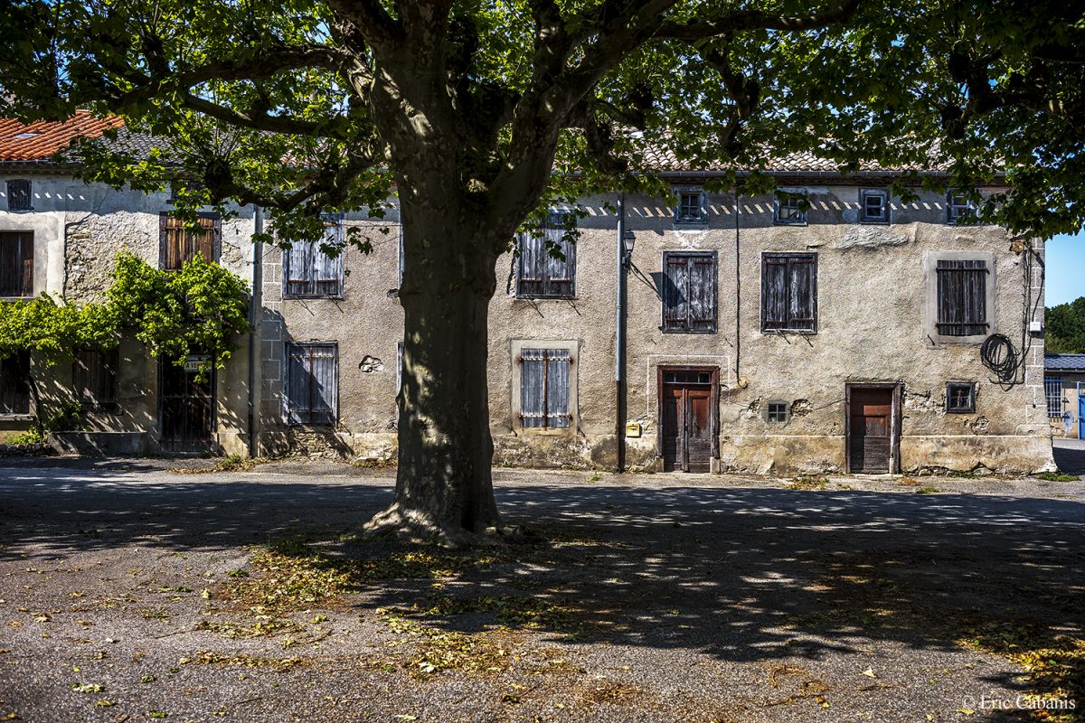 Maisons inhabitées sur la place du village de Saint-Denis, Aude, le 25 juin 2020 Eric Cabanis Photojournalist