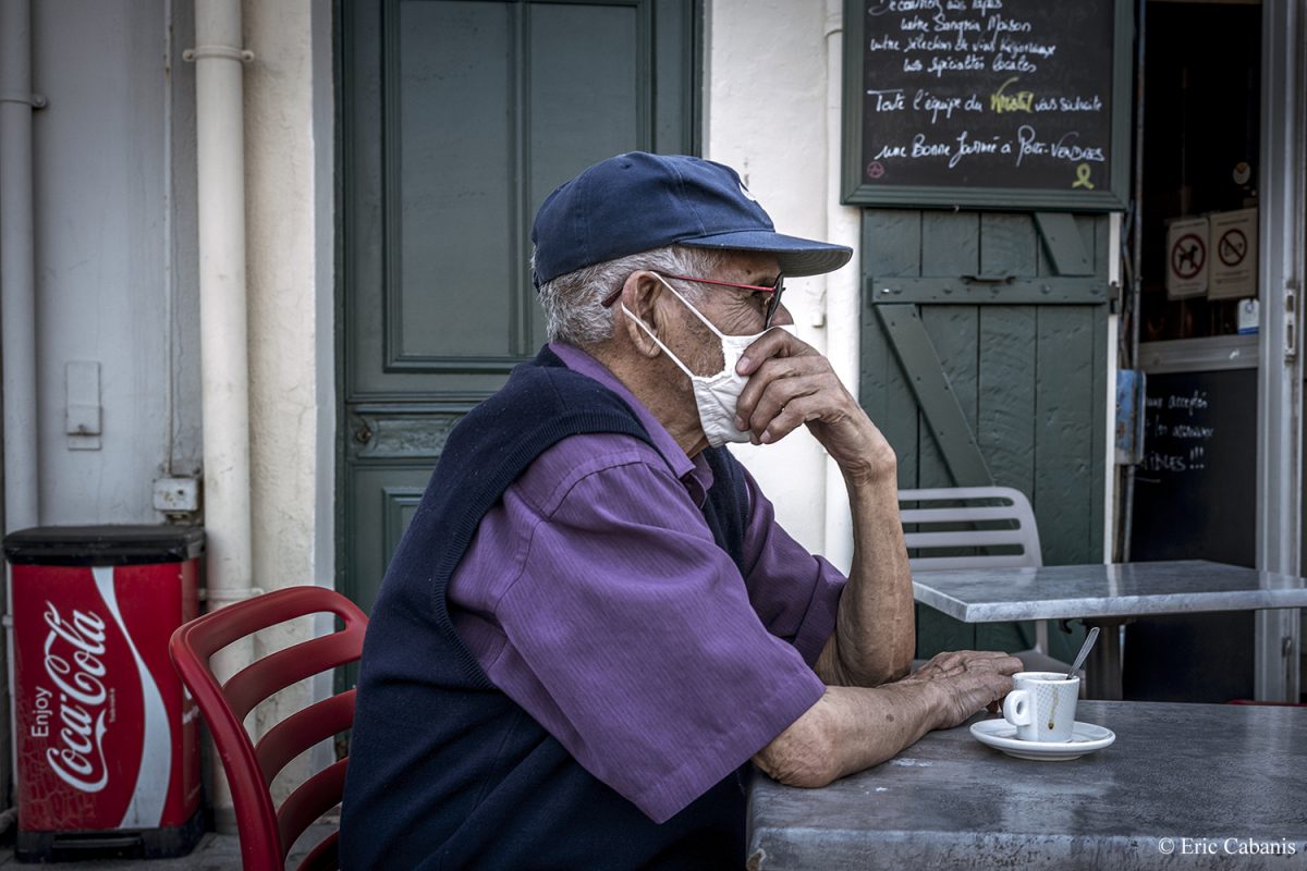 Vieil homme buvant un café à la terrasse du Kristal Bar le 26 juin 2020