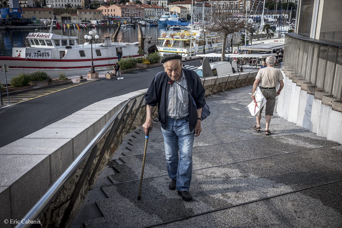 Vieil homme marchant sur les quais le 27 juin 2020 Eric Cabanis Photojournaliste