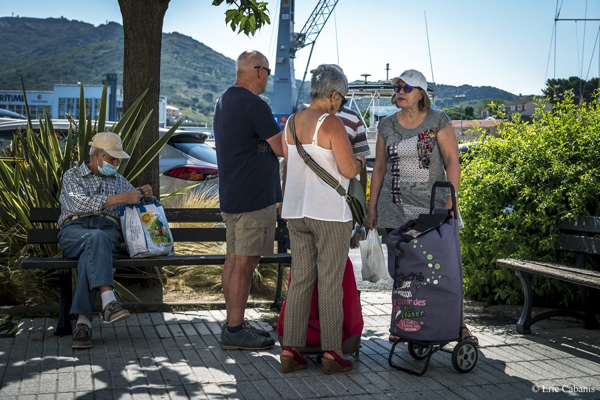 Des gens discutent sur les quais à Port-Vendres le 27 juin 2020 People chatting on the docks at Port-Vendres on June 27, 2020 Eric CABANIS Photojournalisme