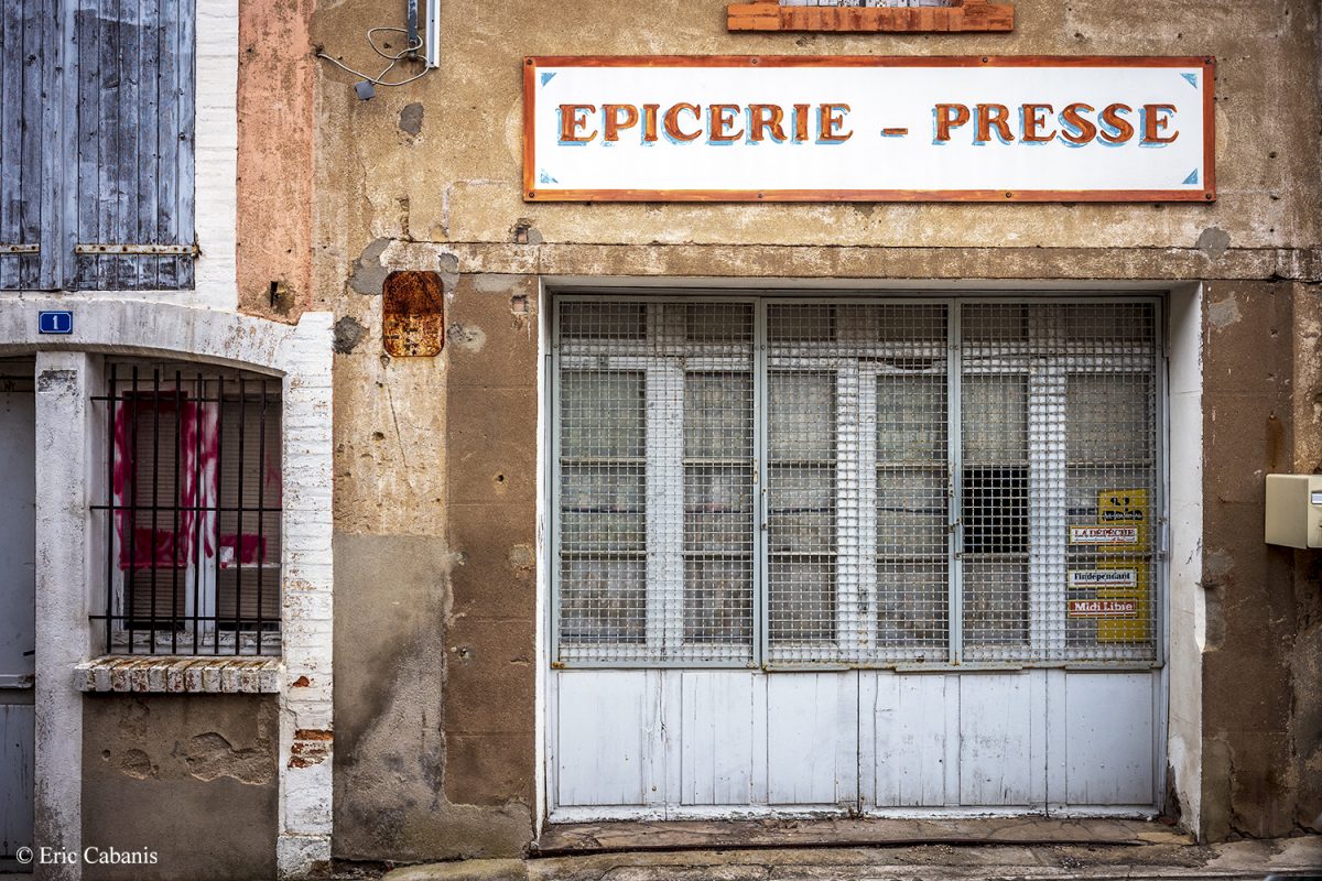 Ancienne épicerie à Soupex, Aude, le 29 juin 2020 Former grocery store in Soupex, Aude, June 29, 2020 Eric Cabanis Photojournalist