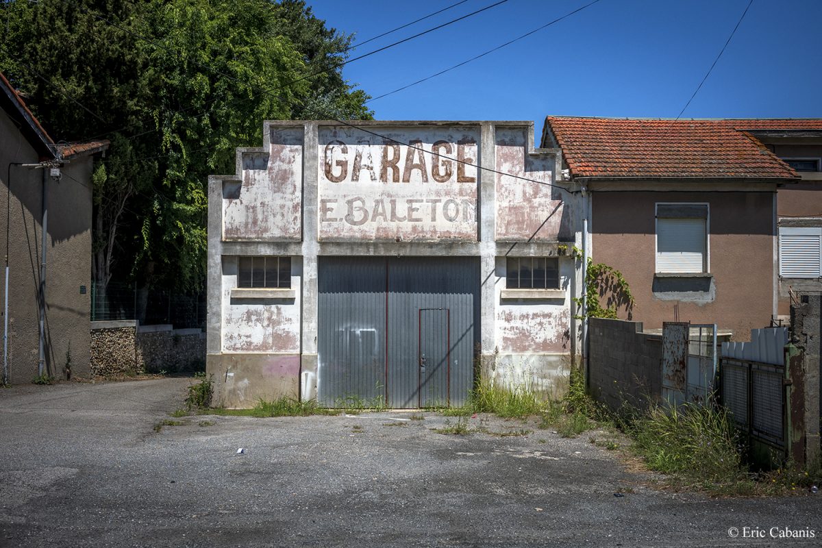 Ancien garage à Capendu, Aude, 5 juillet 2020 Old mechanic's garage in Capendu, Aude, 5 July 2020 Eric Cabanis Photojournalist