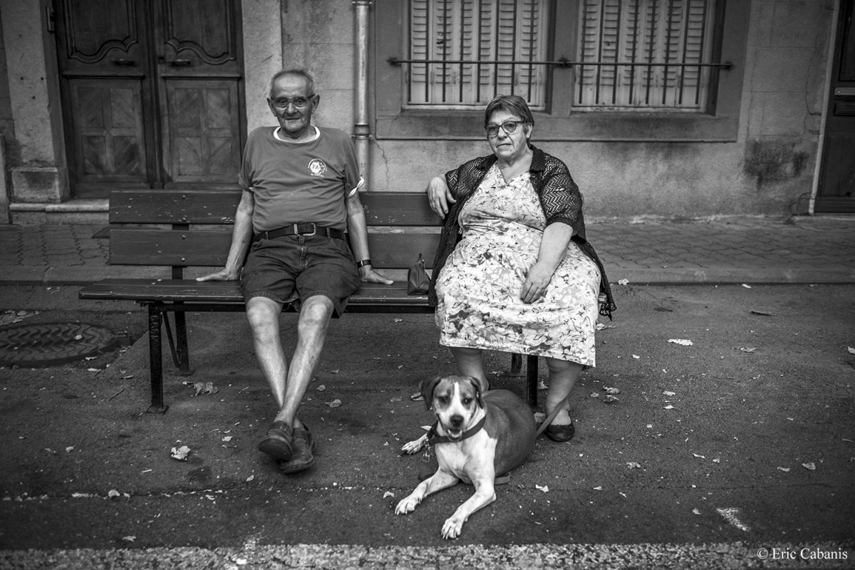 Deux personnes assises à Saint-Hippolyte-du-Fort le 28 juillet 2020 Two people sitting in Saint-Hippolyte-du-Fort on July 28, 2020 Eric Cabanis Photojournalist