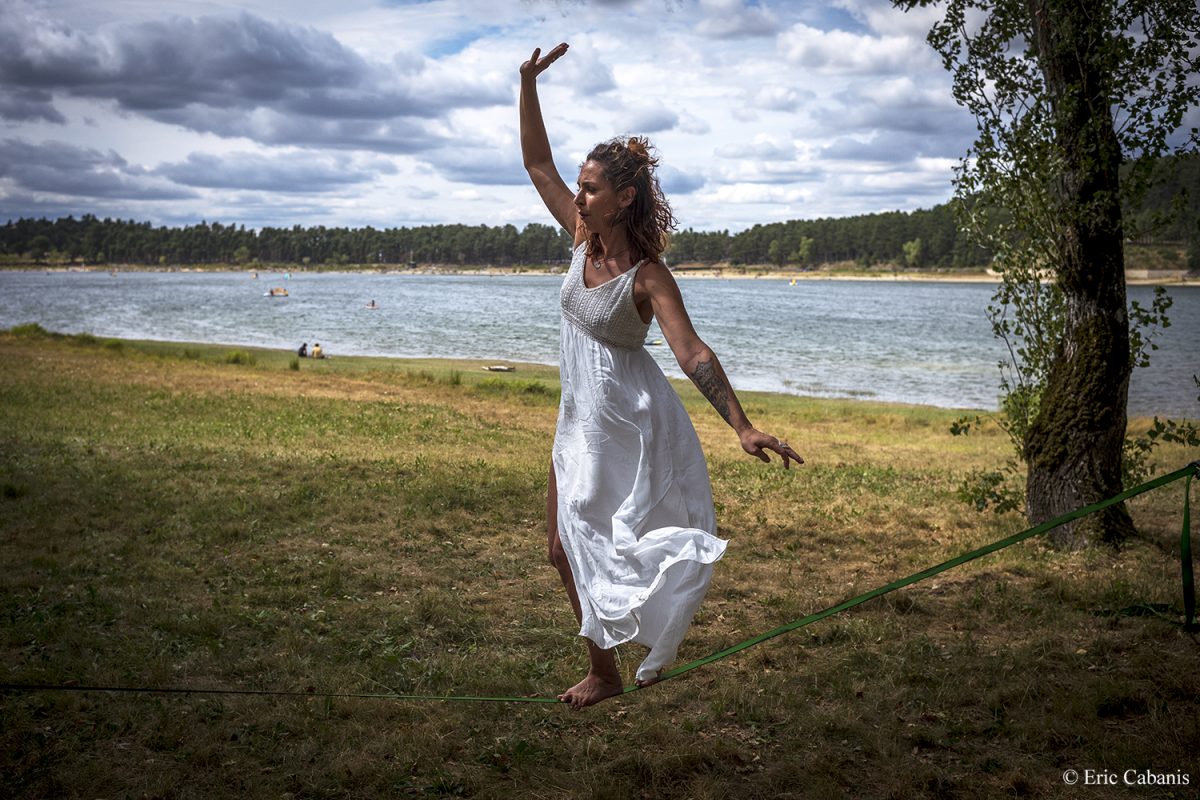 Vanessa sur son slackline devant le lac de Saint-Ferréol le 2 août 2020 Eric Cabansi Photojournalist