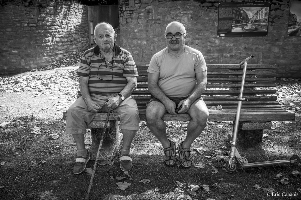 Yves et Gérard sur un banc à Arzens le 1er septembre 2020 Eric Cabanis Photojournaliste