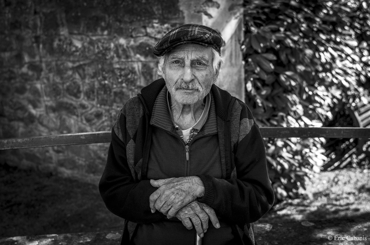 Vieil homme dans le village de Montlaur, Aude, dans le massif des Corbières, le 30 septembre 2020 Old man in the village of Montlaur, Aude, in the Corbières Massif, September 30, 2020 Eric Cabanis Photography