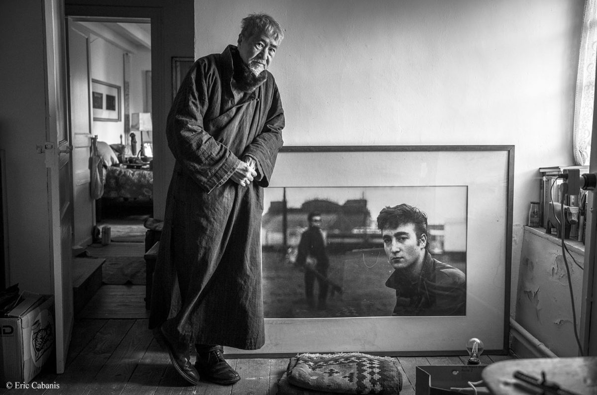 Kharma Tchan devant un portrait de Joh Lennon chez lui 0 Fontiers Cabardès le 14 octobre 2020 Eric Cabanis Photojournalist