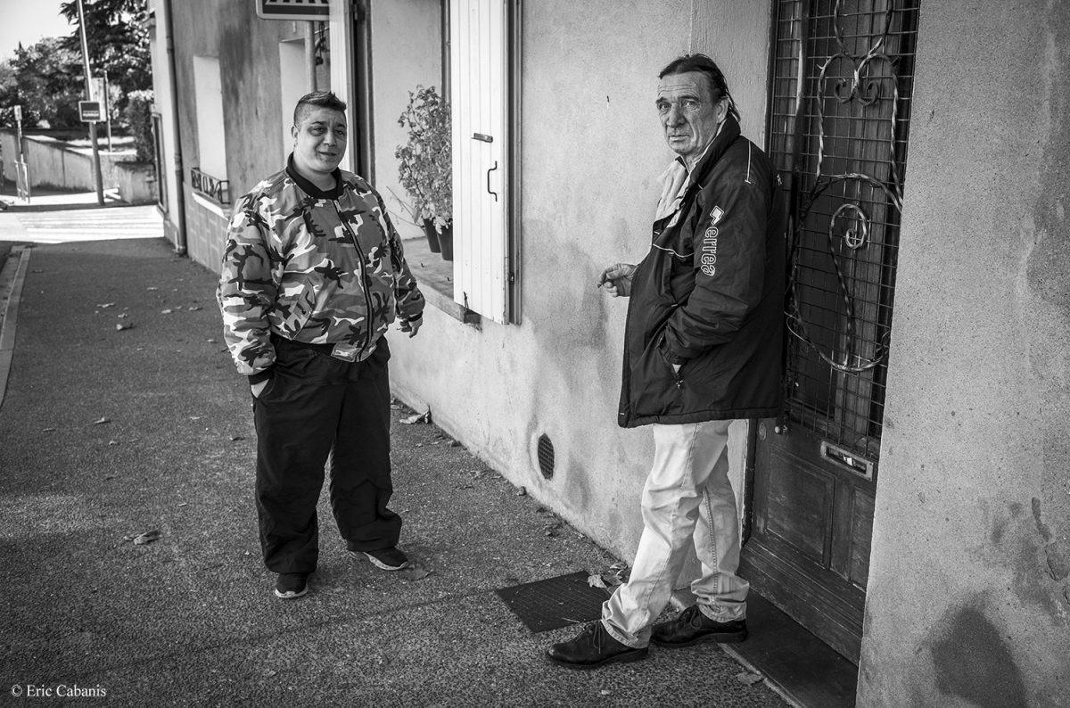 Sonia et Jacques fument une cigarette devant chez eux à Pexiora l 17 octobre 2020. Eric Cabanis Photojournalist