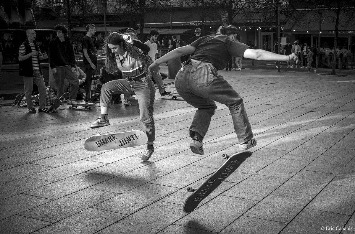 Young people skateboarding in a square in Clermont-Ferrand, February 24, 2021 Eric Cabanis Photographer