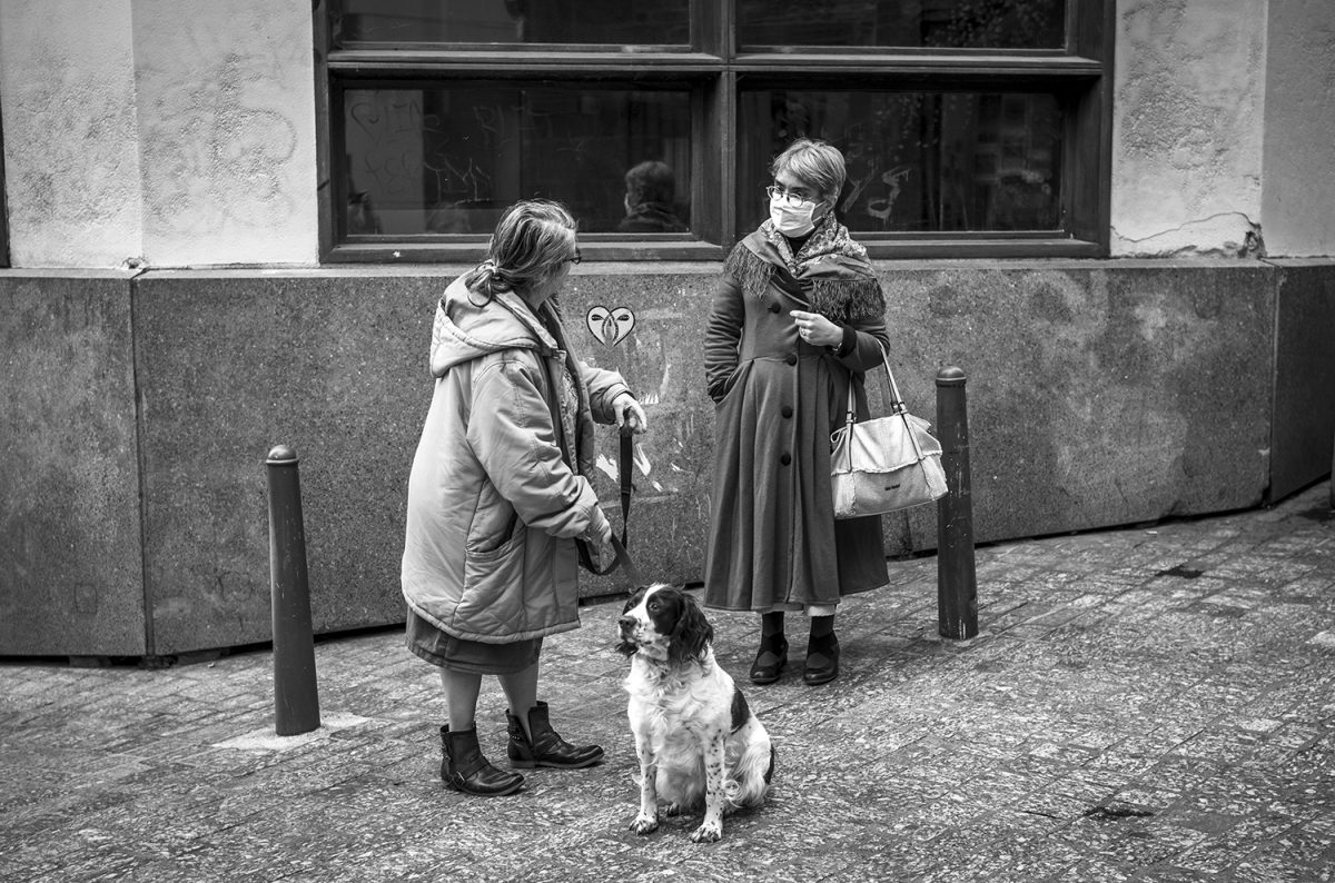 Deux femmes dans une ruelle du vieux Clermont-Ferrand le 5 mars 2021 Eric Cabanis Photographer