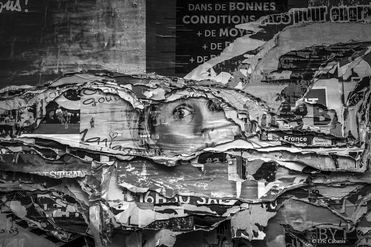 Affiches déchirées dans une rue de Clermont-Ferrand le 20 avril 2021 Eric Cabanis Photographer