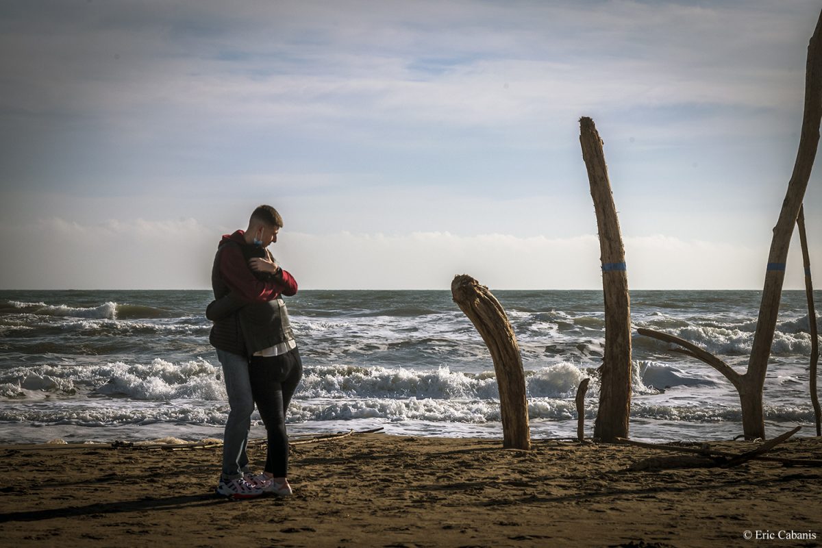 Lovers on the Winter Beach in Narbonne-Plage, December 19, 2020 Eric Cabanis Photographer